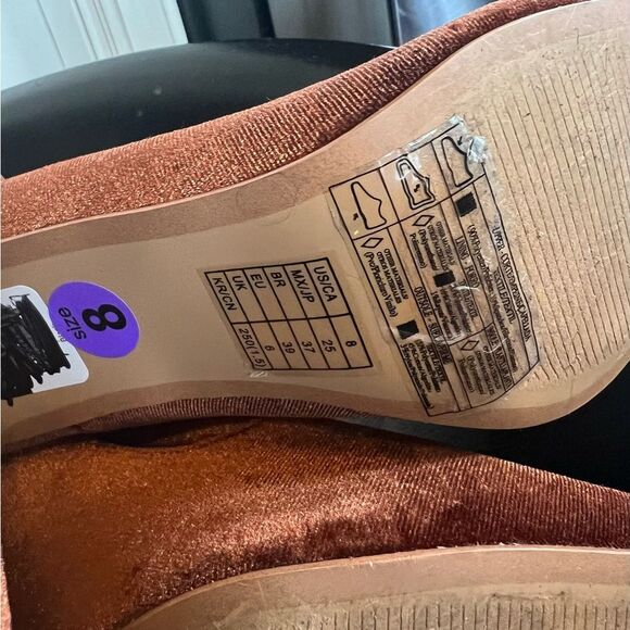 Brown/tan velvet boots
Forever 21 Sz 8 - Picture 6 of 16